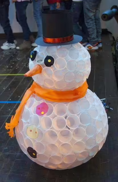 Boneco de neve com copinhos plasticos ecocasa